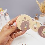 آینه آرایشی مدل دایره ای طرح خرس آبمیوه خور بامزه