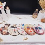 آینه چوبی دایره ای مدل دخترانه طرح سوم