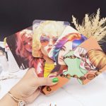 آینه چوبی دسته دار مکعب مدل دخترانه طرح اول