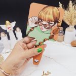 آینه چوبی دسته دار مکعب مدل دخترانه طرح اول