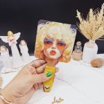 آینه چوبی دسته دار مکعب مدل دخترانه طرح اول