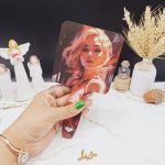 آینه چوبی دسته دار مکعب مدل دخترانه طرح اول