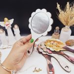 آینه چوبی دسته دار گل مدل دخترانه  طرح دوم