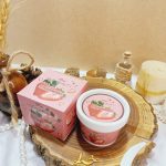 اسکراب شنی صورت و بدن رایحه توت فرنگی هدی بیوتی HUDABEAUTY کد 826020