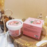 اسکراب شنی صورت و بدن رایحه توت فرنگی هدی بیوتی HUDABEAUTY کد 826020