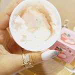 اسکراب شنی صورت و بدن رایحه توت فرنگی هدی بیوتی HUDABEAUTY کد 826020