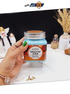 اسکراب لایه بردار تیرگی رایحه روغن آرگان ARGAN OIL برند secret plus حجم 500ml