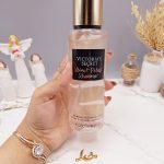 بادی اسپلش 250 ml ویکتوریا سکرت مدل Velvet Petals Shimmer اورجینال