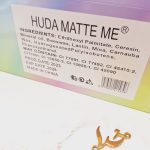 بالم لب رنگی طرح کش مو گل دار برند  ‏HUDA MATTE ME‏ کدHM_2011