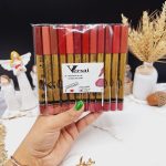 رژ مدادی با کیفیت ورسای Versai پوکه طلایی درب مشکی (اصلی) بسته 12 عددی