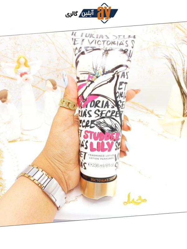لوسیون معروف مرطوب کننده بدن 236 میل Studded Lily برند ویکتوریا سکرت کد 4787