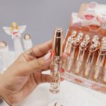 لیپ گلاس ورق طلا طرح لب برند OOIDEN ROSE کد 1348