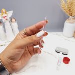 ناخن مصنوعی وارداتی با ساخت یک لایه ژل طرح فرنچ خط و پاپیون رنگ بنفش (به همراه پک اختصاصی)