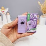 ضد آفتاب بی رنگ استیکی SPF 50 مناسب در برابر آفتاب با رایحه اسطوخودوس کد AB010
