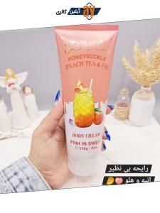 لوسیون عطری فوق العاده خوشبو و آبرسان برند PINK IN SWEET حجم 236 گرم مدل HONEYSUCKLE PEACH TEA & FIG کد 5210