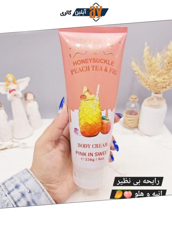 لوسیون عطری فوق العاده خوشبو و آبرسان برند PINK IN SWEET حجم 236 گرم مدل HONEYSUCKLE PEACH TEA & FIG کد 5210