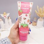 لوسیون عطری فوق العاده خوشبو و آبرسان برند PINK IN SWEET حجم 236 گرم مدل STRAWBERRY POUND CAKE کد 5333