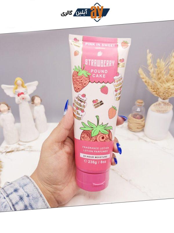 لوسیون عطری فوق العاده خوشبو و آبرسان برند PINK IN SWEET حجم 236 گرم مدل STRAWBERRY POUND CAKE کد 5333