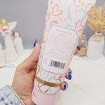 لوسیون عطری قلبی فوق العاده خوشبو و آبرسان برند PINK IN SWEET حجم 236 گرم مدل KISS کد 7481