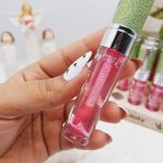 برق لب شاینی صورتی با تقویت کننده لب حاوی روغن لب آلوئه ورا بسیار خوش رنگ برند 3Q beauty کد 899222