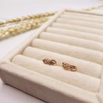 گوشواره طلایی طرح پیچی نگین دار برند ژوپینگ