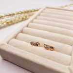 گوشواره طلایی طرح پیچی نگین دار برند ژوپینگ