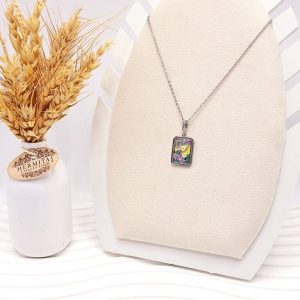 گردنبند میناکاری طرح گل پنج پر بنفش