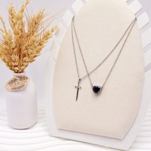 گردنبند پینترستی طرح قلب و شمشیر (رنگ مشکی )
