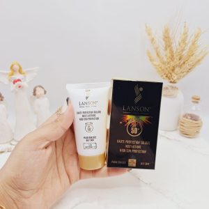 ضد آفتاب فلوئید بی رنگ لانسون مناسب برای پوست مختلط و چرب با ‏SPF50‏ محافظت در برابر آفتاب بالا کد 0042