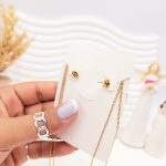 ست گوشواره و گردنبند دو لاین برگ و آویز نگین دار رنگ طلایی استیل