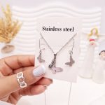 ست گوشواره و گردنبند طرح پروانه مخرج کاری نقره ای استیل
