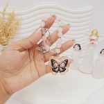 عطر جامد مدل پروانه همراه دستبند مرواریدی کد 100220